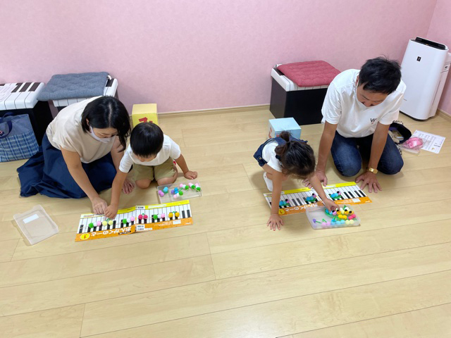   (3歳児コース)紙鍵盤で楽しくドレミ探し！もう直ぐ、ピアノコース！